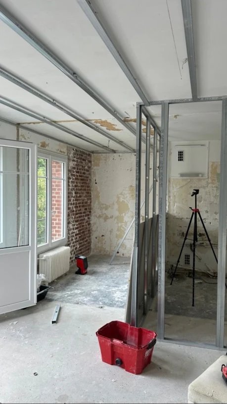 Chantier de pose de cloisons en placo
