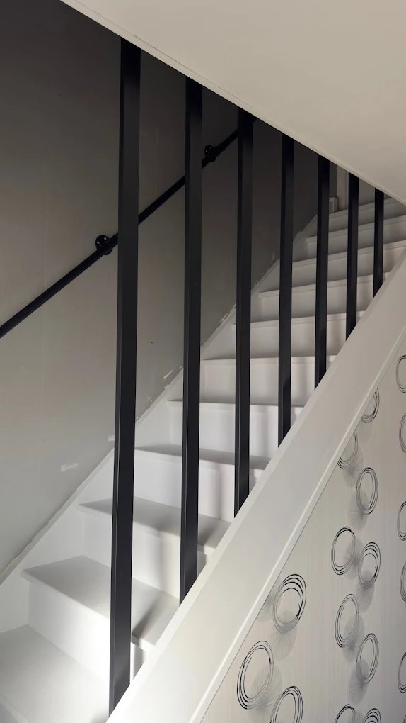 Escalier après rénovation et peinture
