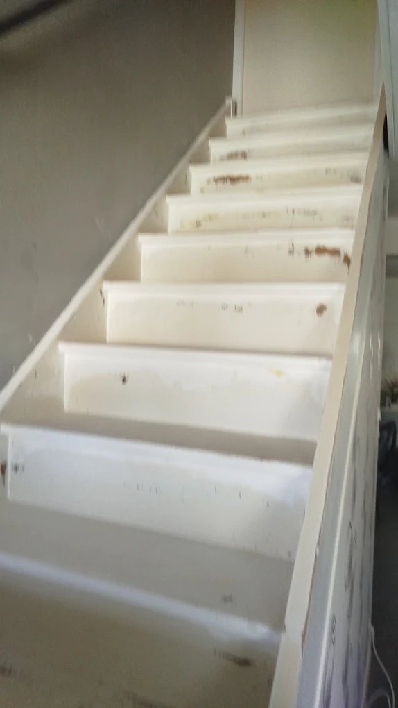 Escalier avant travaux de peinture