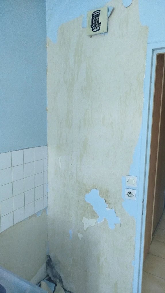 Mur en cours de préparation avant mise en peinture
